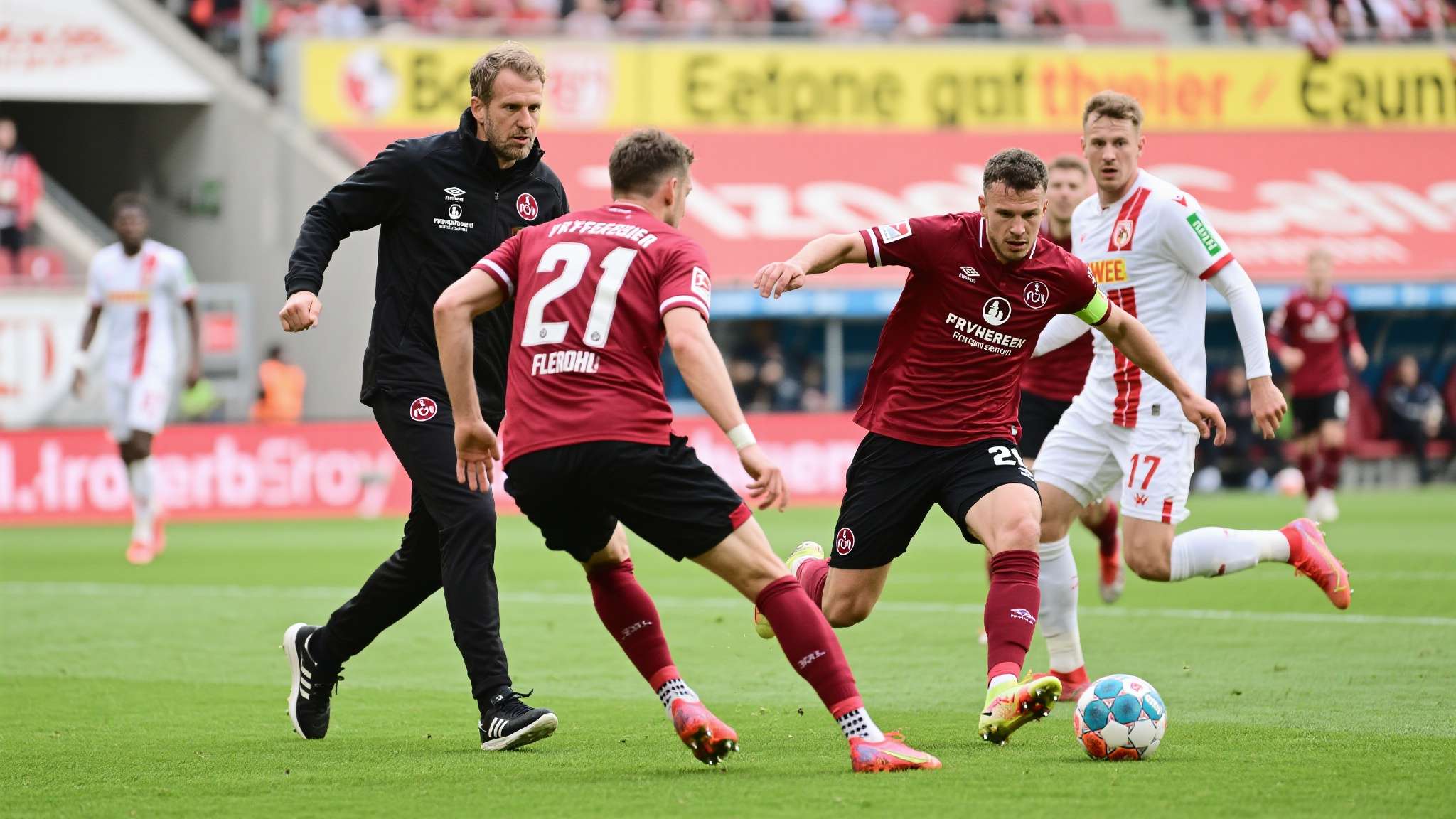 半场：弗赖堡2-0布拉加，库布勒、曼赞比破门，